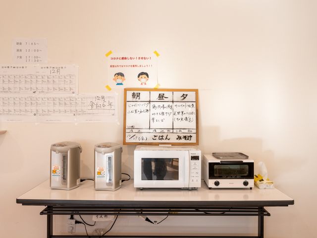 電化製品が並ぶ台所 キッチン スタッフが使用するキッチンでは、電子レンジやポットが揃っています。効率的な料理が可能です。