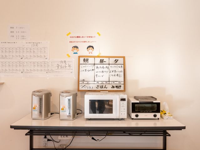 電化製品が並ぶ台所 キッチン スタッフが使用するキッチンでは、電子レンジやポットが揃っています。効率的な料理が可能です。
