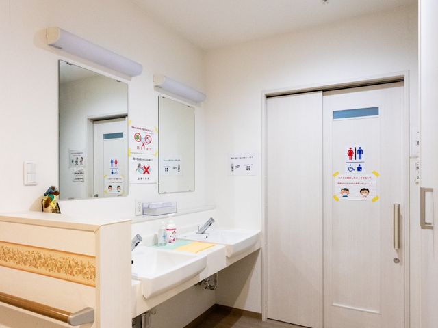 明るい洗面台 洗面台 洗面台は広々としており、快適に利用できます。明るい照明で清潔感のある空間が魅力です。