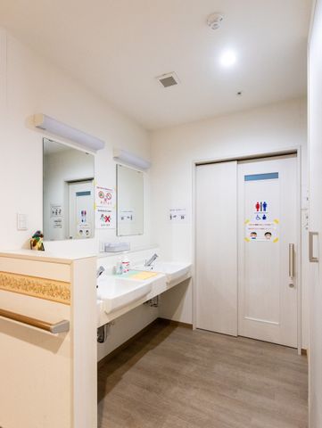 明るい洗面台 洗面台 洗面台は広々としており、快適に利用できます。明るい照明で清潔感のある空間が魅力です。