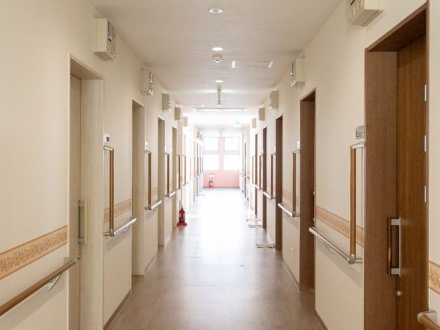 明るい廊下 廊下 自然光が差し込む明るく長い廊下です。手すりがあり安全に配慮されています。