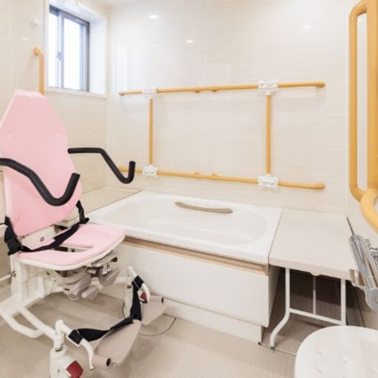 バリアフリー設計の浴室