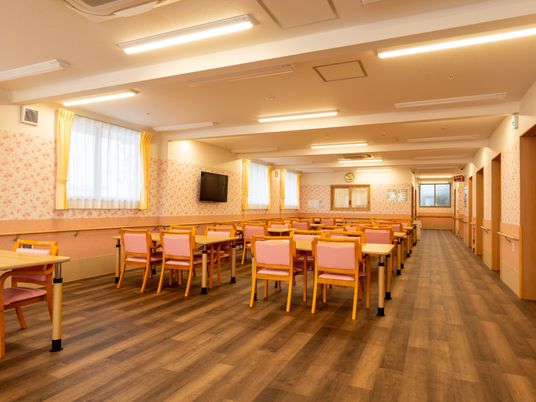 自然光あふれる食堂