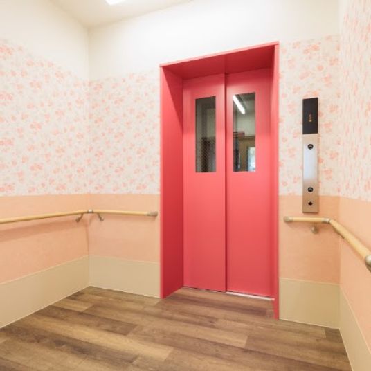 赤いエレベーターの扉