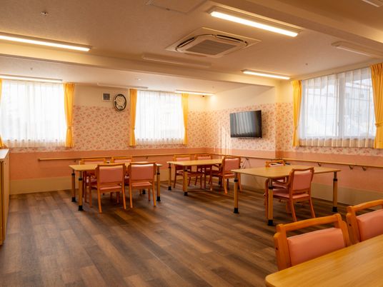 自然光が入る食堂