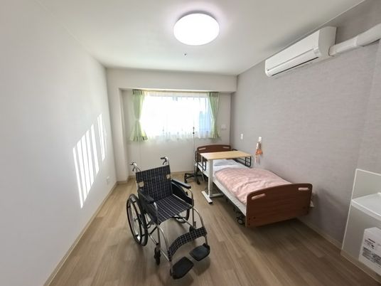 個室のシンプルな居室