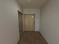 木製ドアの廊下