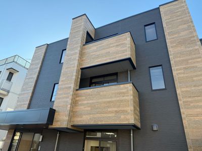 モダンな外観の建物
