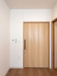 木製ドアのある部屋
