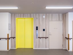明るいエレベーターの廊下