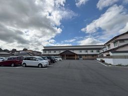 広々とした駐車場の建物外観