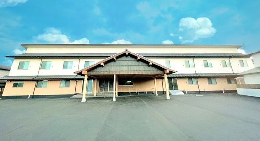 屋根付きの建物外観
