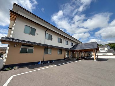 広々とした建物外観