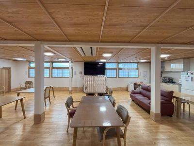 木製家具が並ぶラウンジ