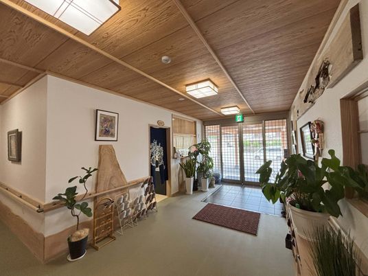 観葉植物が並ぶ出入口