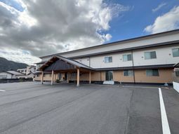 どっしりとした建物の外観