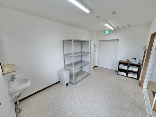 明るい壁と床の部屋