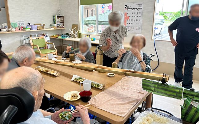 食事を楽しむ人々の様子