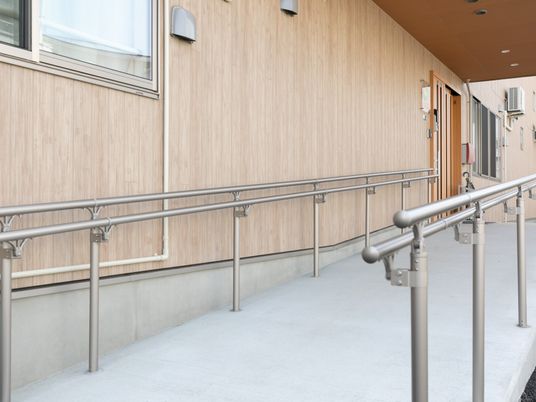 手すりのある建物の入口