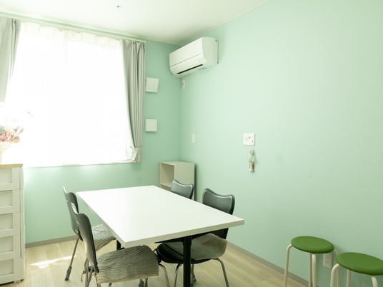 明るい部屋のテーブル
