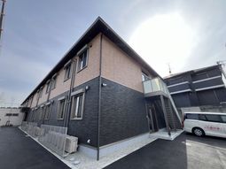 落ち着いた色合いの建物外観