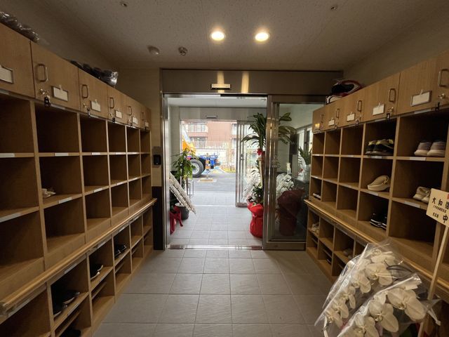 機能的な履物収納 エントランス 広々とした靴棚が並んでおり、利用者の出入りがしやすく快適な環境です。