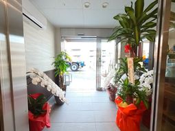 植物が飾られた入口