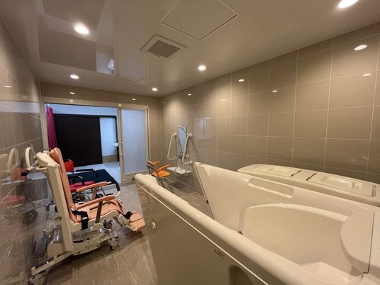 広々とした浴槽のある部屋