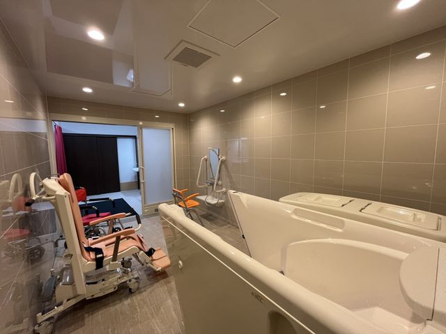広々とした浴槽のある部屋 浴室 椅子付きの設備が整った浴室です。車椅子利用者にも優しい設計になっています。