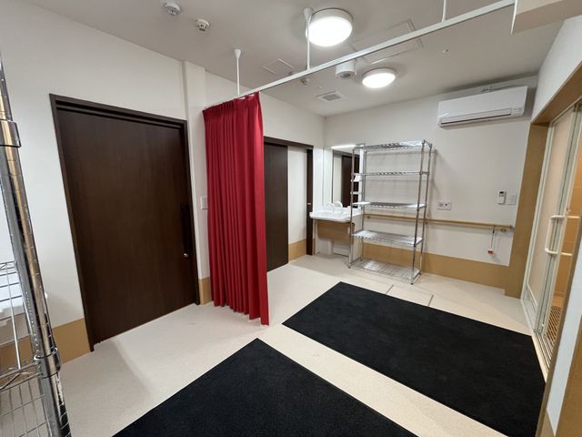 整理された設備がある部屋 多目的室 広々とした多目的室で、様々な活動に対応しています。整理された設備が使用しやすい環境を提供します。