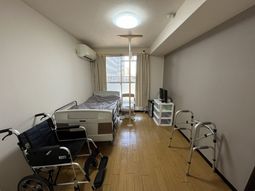 広々とした家具が揃う居室