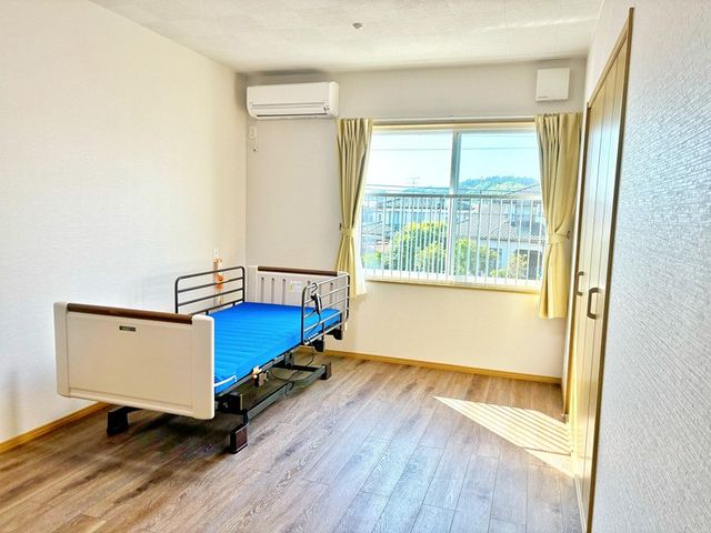 ベッドと窓の居室 居室   明るい窓辺にベッドが配置された居室です。就業を考える方には、落ち着いた個室環境が伝わります。