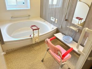 浴槽と入浴用椅子の浴室  