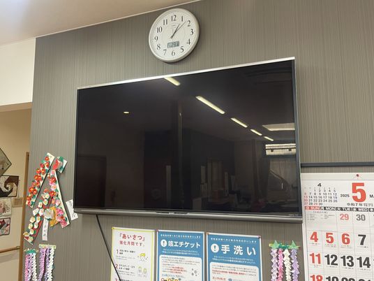 掲示物のある壁