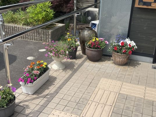 花が並ぶ歩道の入口