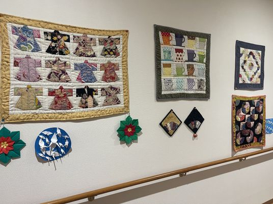 作品が飾られた壁