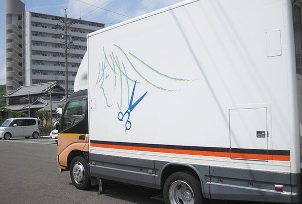 移動式理美容室の車両