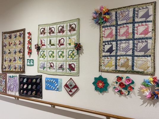 手作り作品展示の廊下