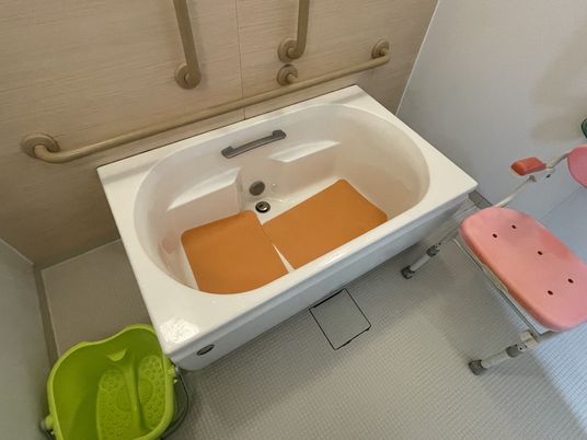 手すり付きの浴槽