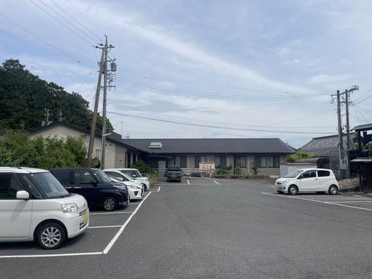 駐車場と建物の外観