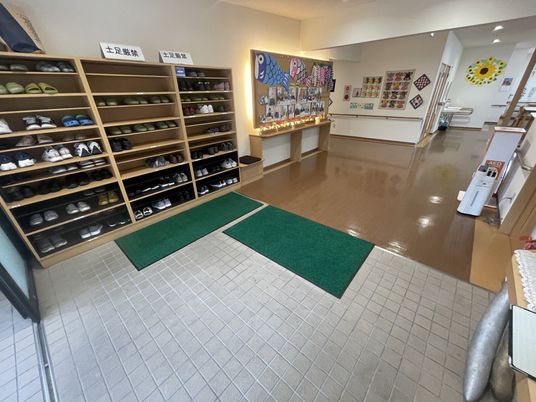 明るい出入口エントランス