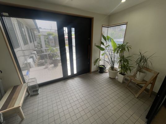 植物のあるエントランス