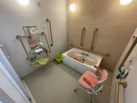 手すり付きの浴槽