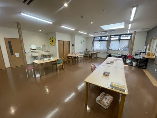 窓際の明るい多目的室