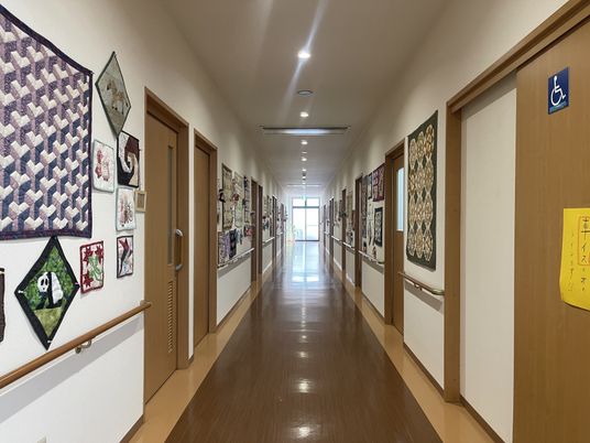 作品が飾られた廊下