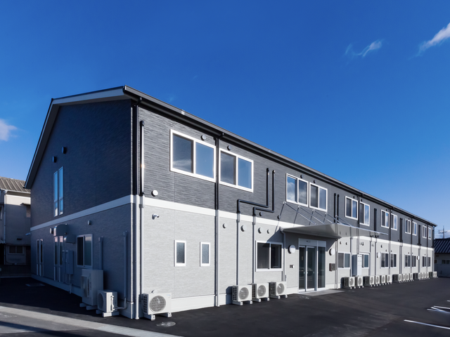 建物外観 外観   青空の下に、窓が多く並ぶすっきりした外観です。明るい印象で、働く場所の雰囲気が伝わります。
