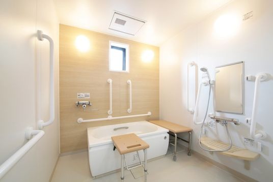 安全設備の整った浴室