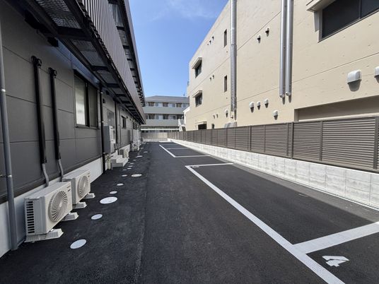 明るい屋外通路