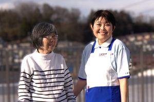 笑顔のスタッフと利用者の様子