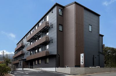 広がる緑の前の建物